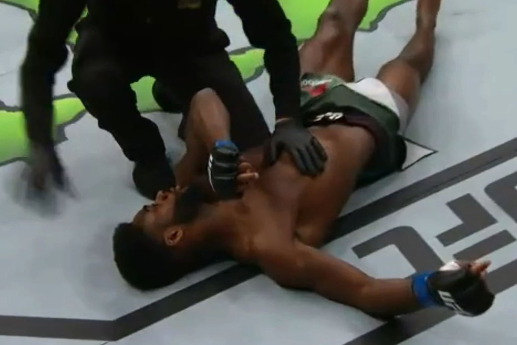 Moraes kolenem tvrdě knockoutoval soupeře