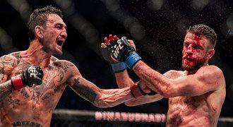 Dechberoucí demolice! V UFC slavil Holloway, soupeře zasáhl 447 údery