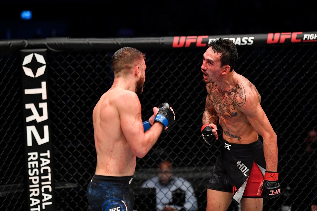 Max Holloway v parádním zápase porazil Calvina Kattara