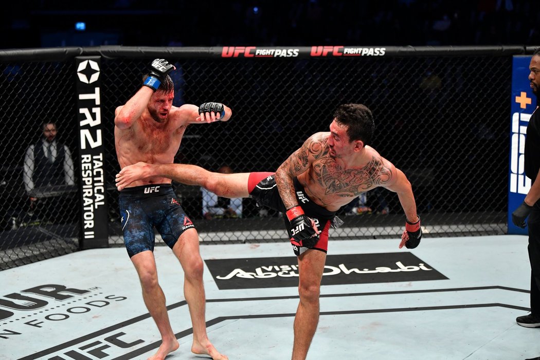 Max Holloway v parádním zápase porazil Calvina Kattara