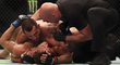 Muradov padl v UFC: návrat, prsty do očí i objetí. Jasný vítěz duelu večera