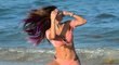 Sexy oktagon girl Arianny Celeste nenechává  své dokonalé tělo obdivovat jen v kleci, ale umí se ukázat i na pláži v Miami.