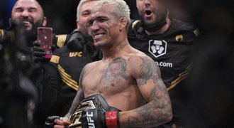 Právoplatný šampion UFC. Oliveira uškrtil Poiriera a natáhl šňůru výher