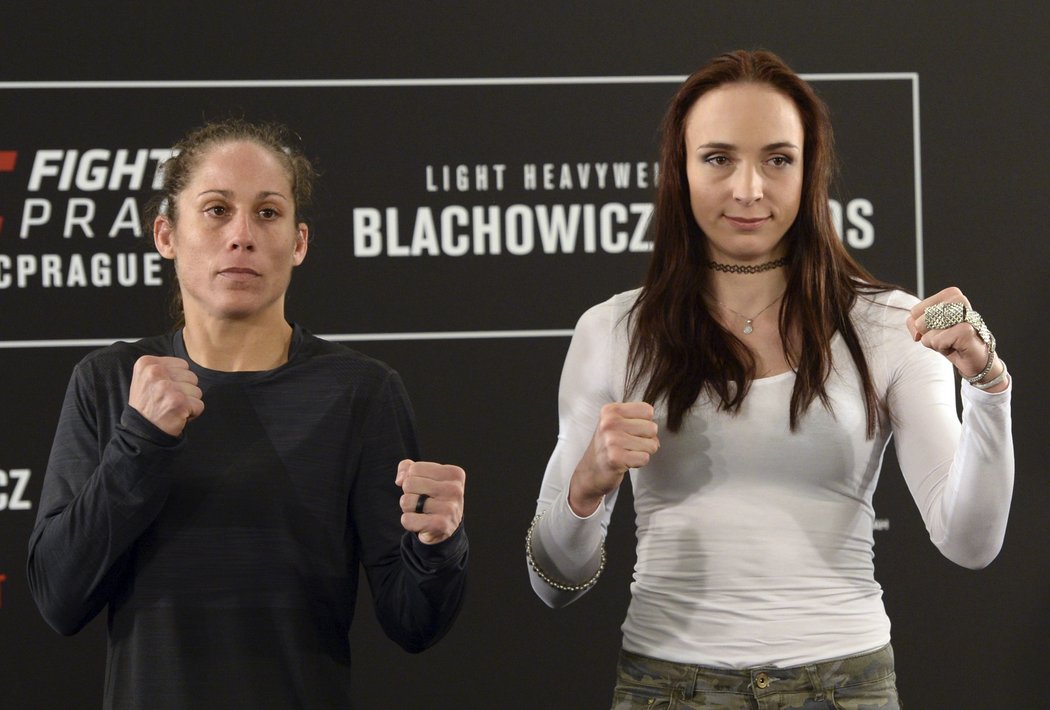 Česká bojovnice Lucie Pudilová (vpravo) a její americká soupeřka Liz Carmoucheová před UFC v Praze