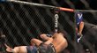 Osmnáctiletý Raul Rosas zvládnul uškrtit Jaye Perrina na turnaji UFC 282