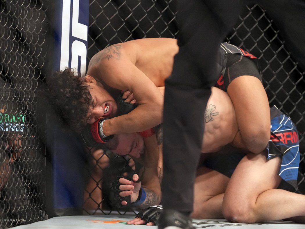Trpělivá práce vynesla Raulu Rosasovi při premiéře v UFC rychlou submisi