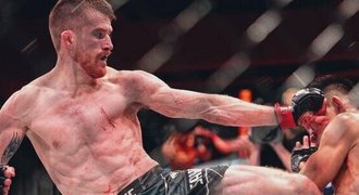 UFC: Krvavou bitvu ve Vegas zastavil lékař. Sandhagen otevřel Songa loktem