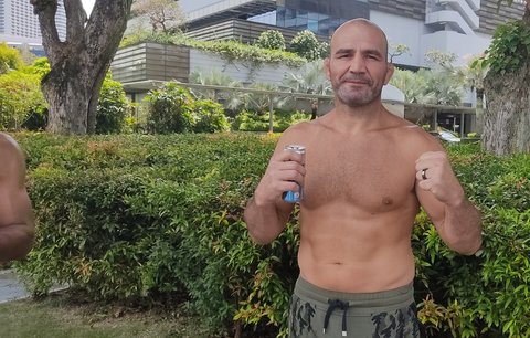 Glover Teixeira ochotně odpovídal na dotazy a následně zapózoval pro iSport.cz