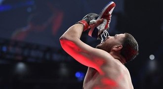 UFC 271: Tvrdý loket pro obra, přípitek z tenisky a titulový duel jako šachy