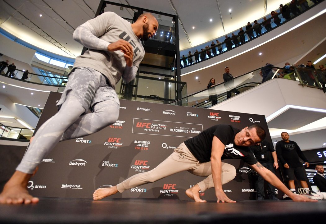 MMA bojovník z Brazílie Thiago Silva ukázal i trochu z capoeiry