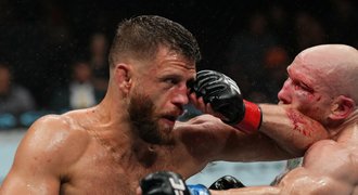 Krvavá bitva Američanů v UFC: o vítězi rozhodl bod. Emmett chce šanci na titul