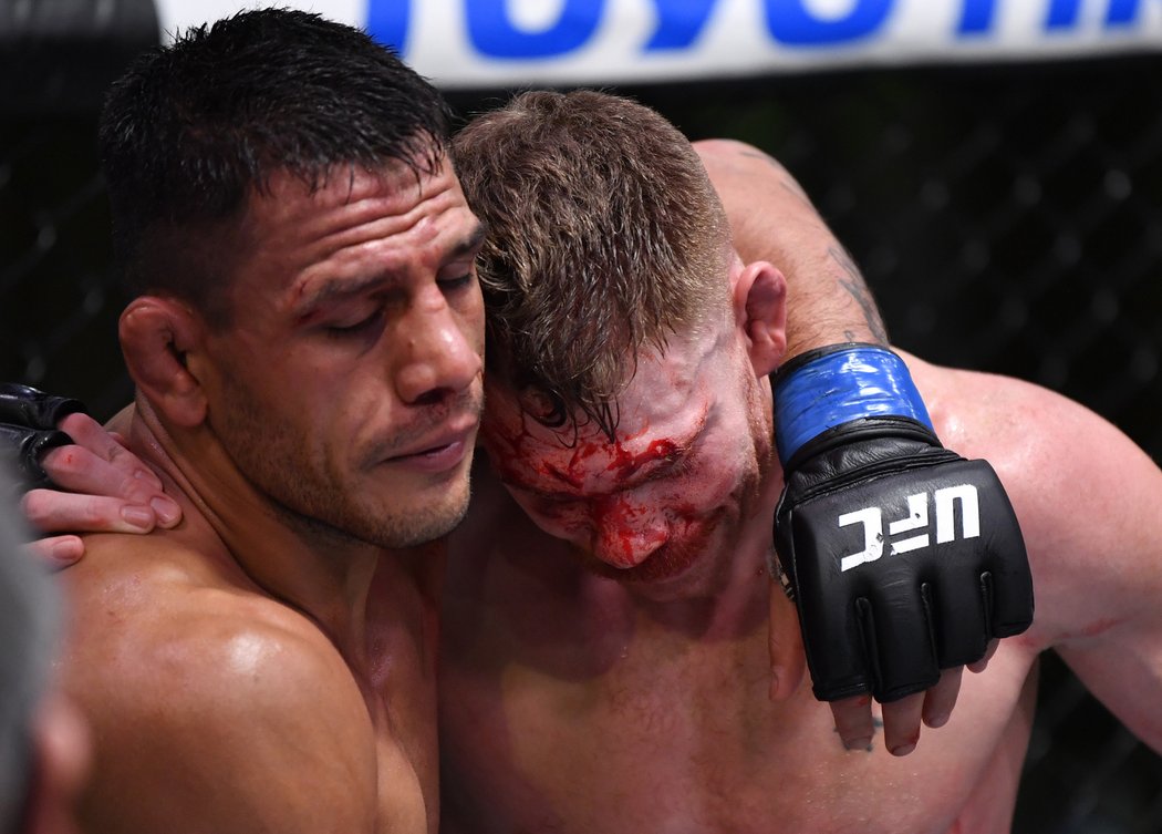 Rafael dos Anjos v krvavé bitvě porazil Paula Feldera