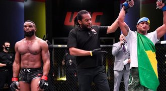 Z vrcholu zpátky na zem! Exšampion UFC zažil další zdrcující porážku