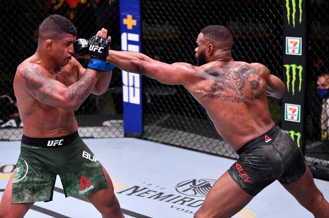 Tyron Woodley (upnuté trenky) zaznamenal v UFC další porážku.