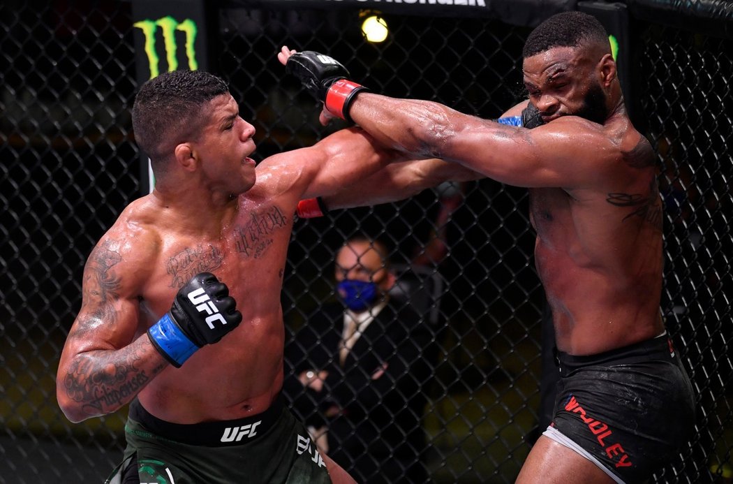 Energie obklopující Tyrona Woodleyho pomalu uhasíná. Na včerejším turnaji UFC on ESPN 9 v Las Vegas totiž bývalý šampion opět předvedl bídný výkon, po němž prohrál s Gilbertem Burnsem na body.