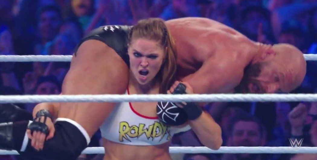 Ronda Rouseyová má za sebou debut ve wrestlingu