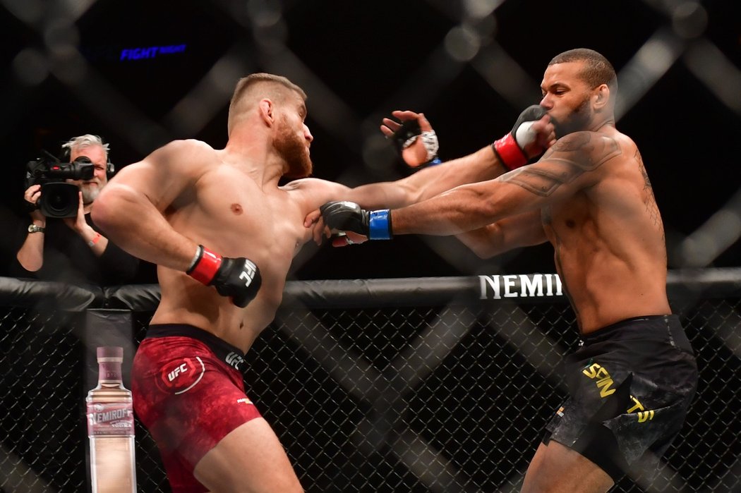 Brazilský bojovník Thiago Santos zametl s polským protivníkem Janem Blachowiczem během UFC v Praze