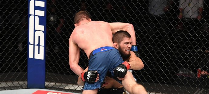 Zápasník Chabib Nurmagomedov při souboji s Justinem Gaethjem na galavečeru UFC 254