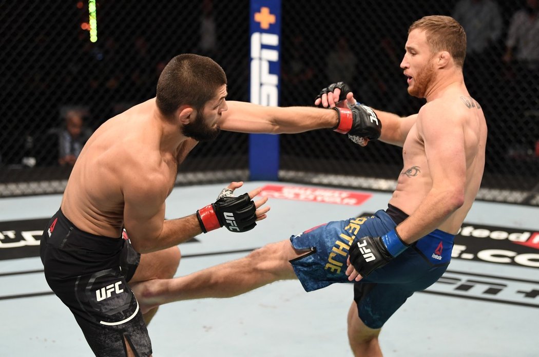 Zápasník Chabib Nurmagomedov při souboji s Justinem Gaethjem na galavečeru UFC 254