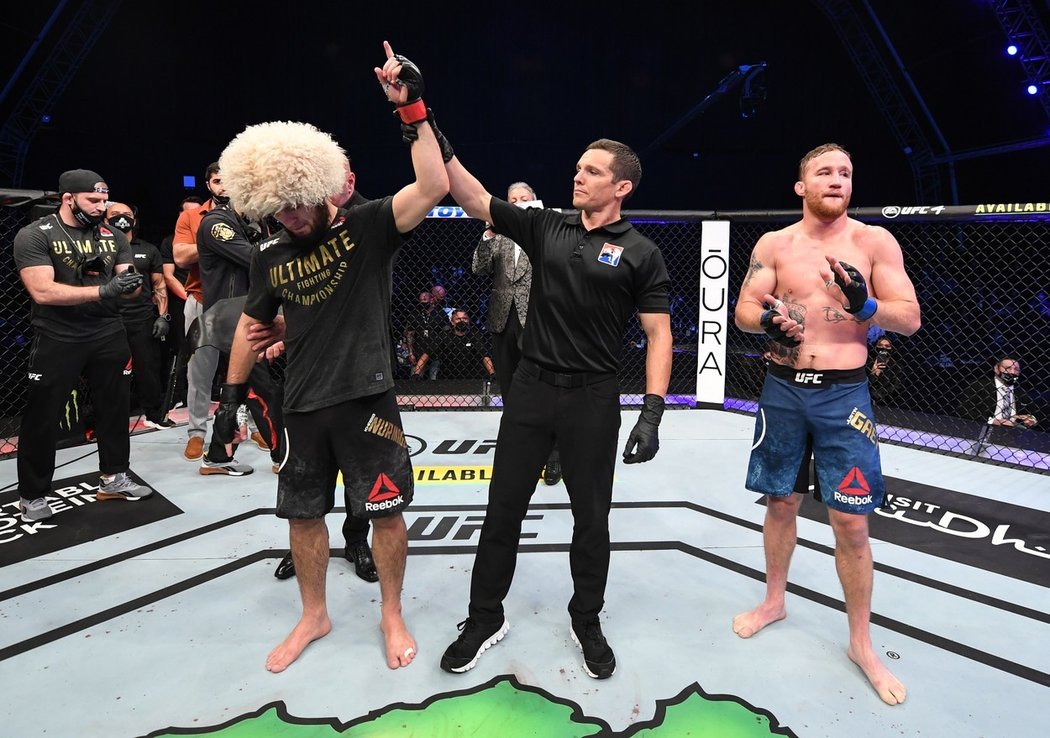 Zápasník Chabib Nurmagomedov po výhře nad Justinem Gaethjem na galavečeru UFC 254 