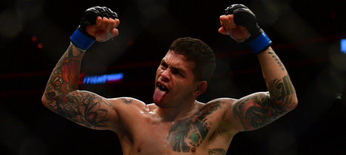 Carlos Diego Ferreira slaví výhru nad Rustamem Khabilovem během večera UFC v Praze
