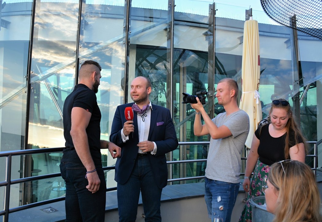 Jiří Procházka před mikrofonem iSport TV