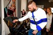 Zápasník MMA Karlos Vémola s partnerkou Lelou Ceterovou vybíral kočárek pro brzy narozenou dceru Lilli