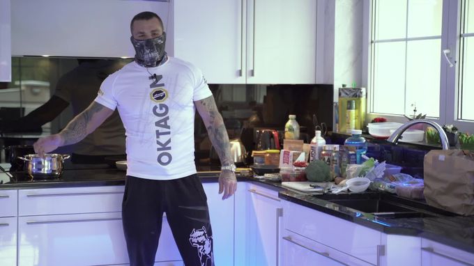 Vémolice v kuchyni. Slavný MMA zápasník ukázal, jak si chystá jídlo Vémolice v kuchyni. Slavný MMA zápasník ukázal, jak si chystá jídlo