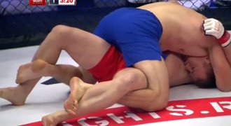 Pešta chce zpět do UFC! V Rusku zazářil, soupeře uškrtil v prvním kole