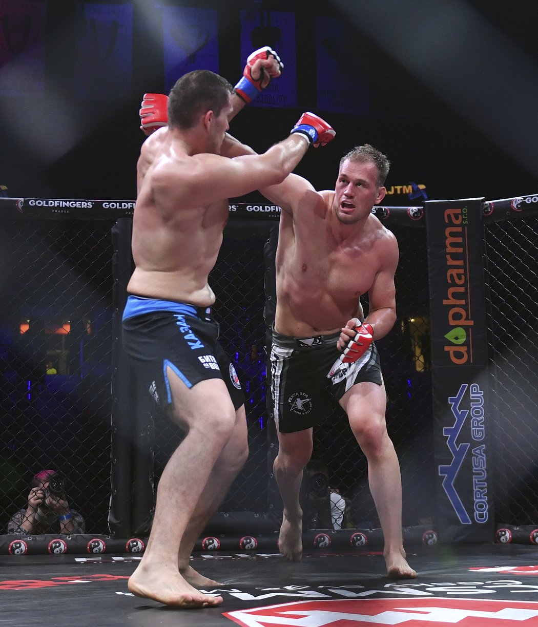 Viktor Pešta (vpravo) v souboji s Ivanem Vitasovicem na Night of warriors v Liberci