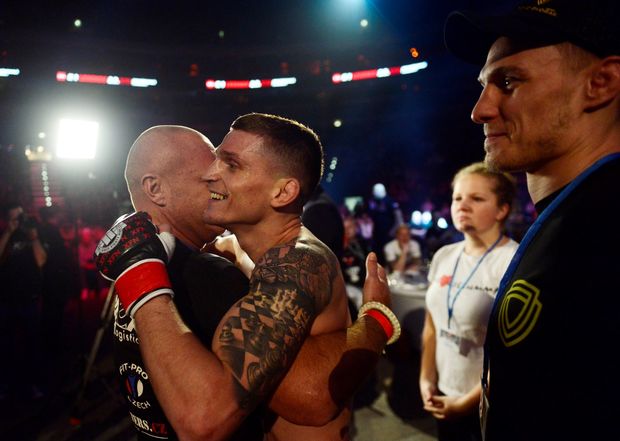 David Dvořák se raduje ze svého triumfu nad Zakou Fatullazadem na XFN 15 David Dvořák se raduje ze svého triumfu nad Zakou Fatullazadem na XFN 15