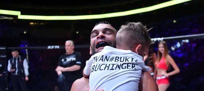 Slovenský zápasník Ivan Buchinger slaví vítězství v O2 Areně se svým synem