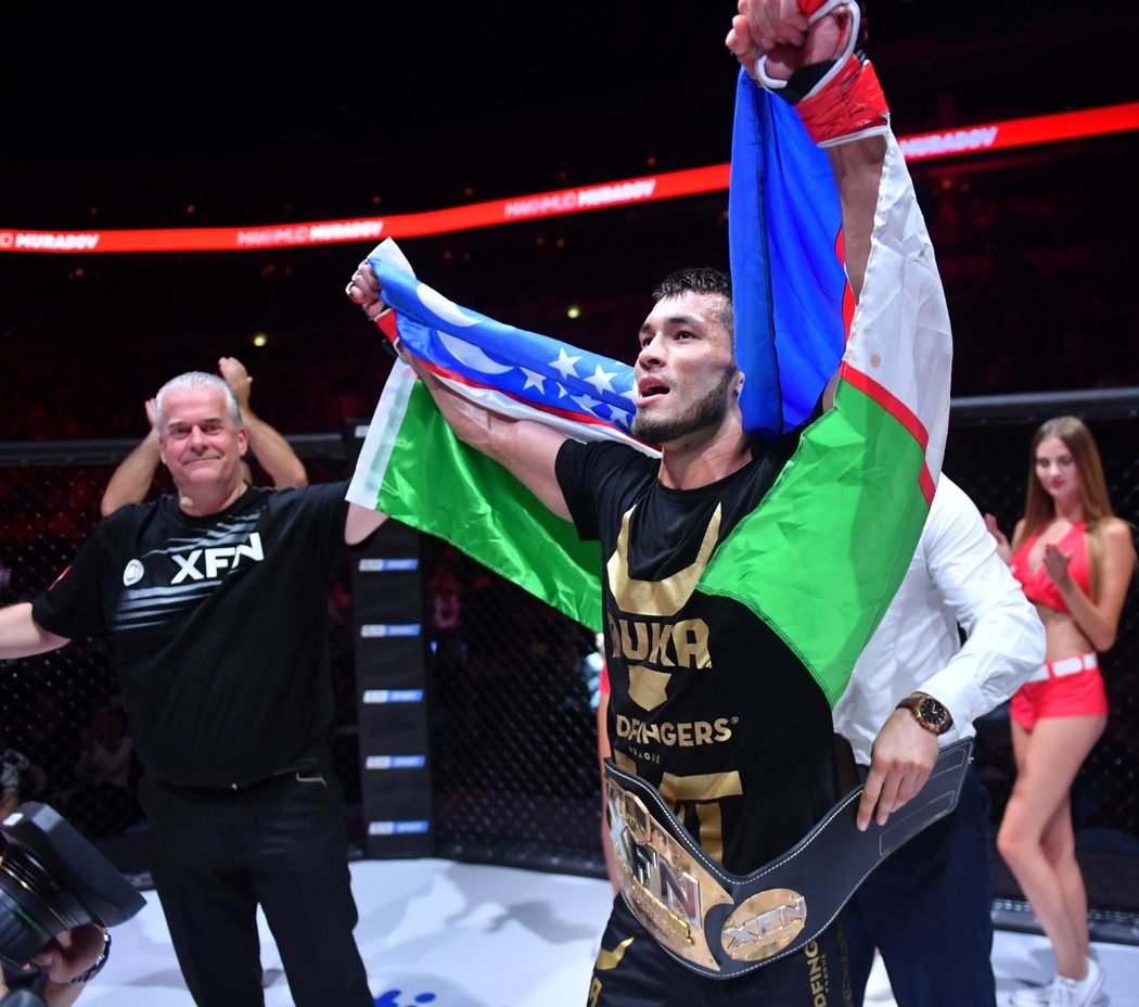 Bojovník MMA Machmud Muradov z Uzbekistánu se raduje z vítězství