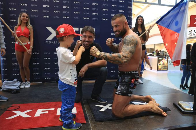 Fronta na Vémolu! Vážení bijců lákalo, hvězdu MMA čeká odolný Polák Fronta na Vémolu! Vážení bijců lákalo, hvězdu MMA čeká odolný Polák