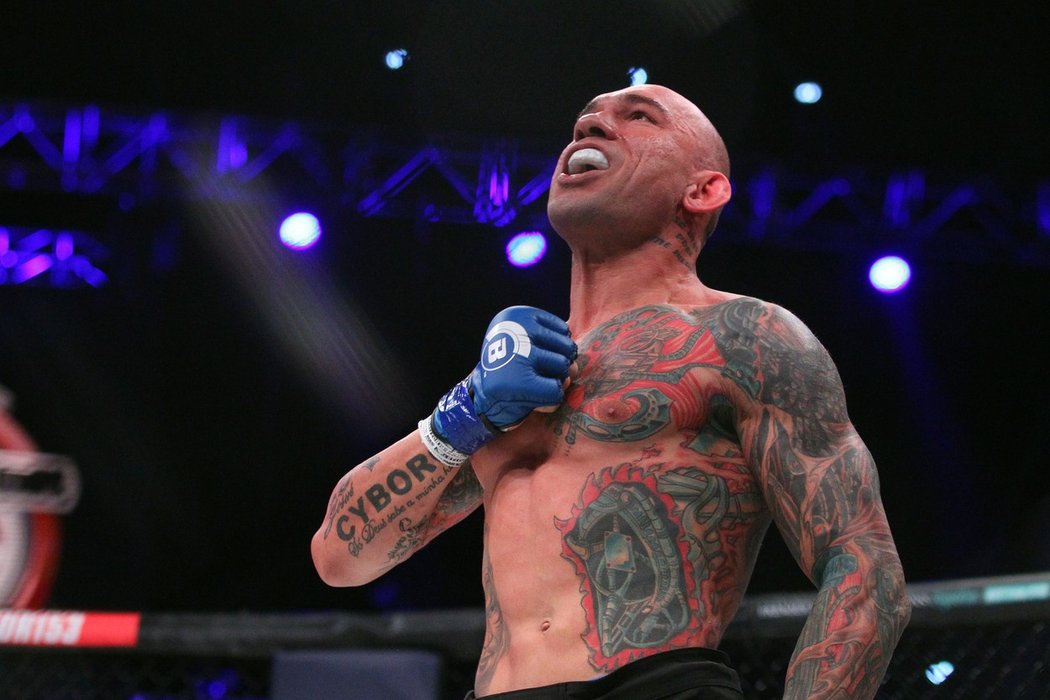 Zápasník MMA Evangelista Santos (38) po vítězném boji