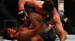 Magomed Ankalaev útočí na svého soupeře Abreueho v zápase na galavečeru UFC v Praze