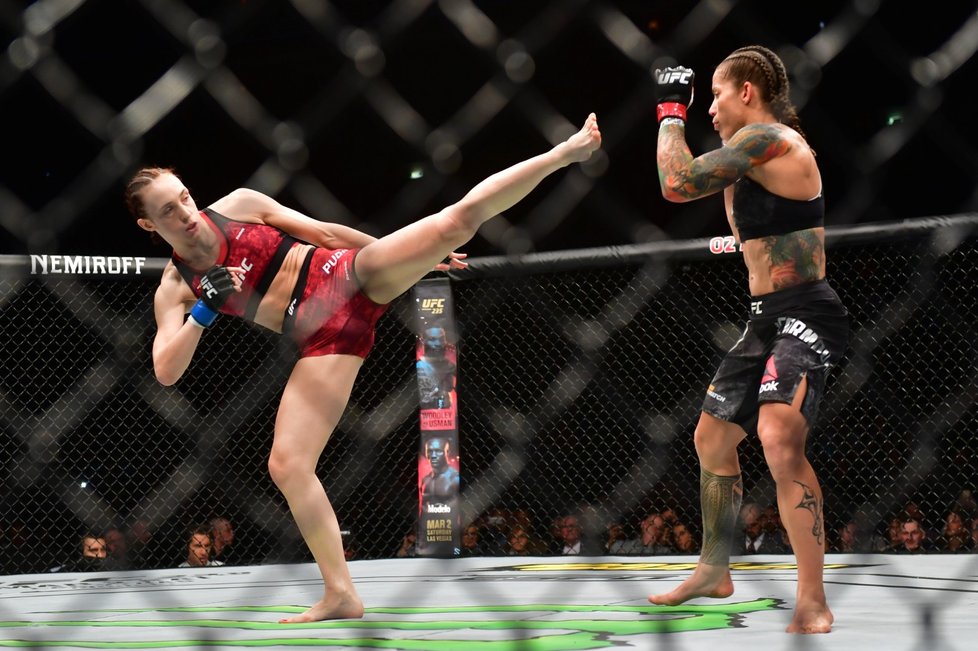 Velký souboj česká zápasnice Lucie Pudilové proti Liz Carmoucheové na galavečeru UFC v Praze