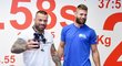 Čeští zápasníci MMA Karlos Vémola a Jiří "Denisa" Procházka se potkali v redakci Sportu a pořídili si společné foto