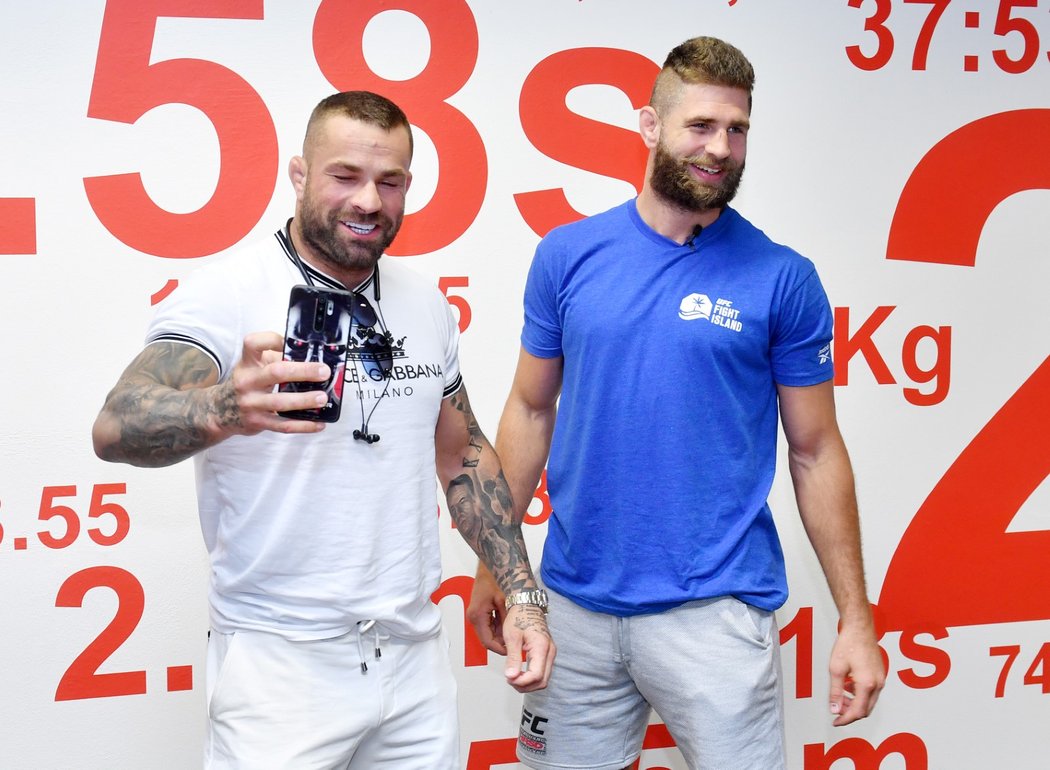 Čeští zápasníci MMA Karlos Vémola a Jiří &#34;Denisa&#34; Procházka se potkali v redakci Sportu a pořídili si společné foto