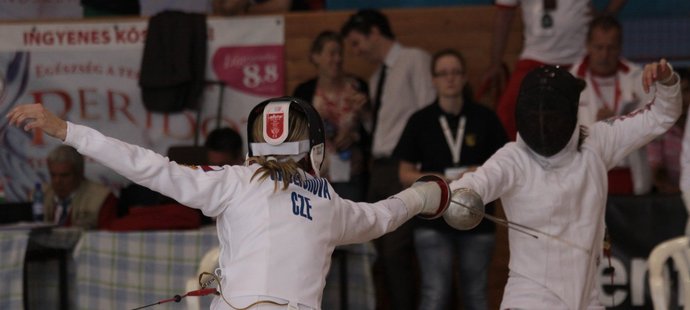 Pětibojařka Lucie Grolichová v šermířském duelu při Světovém poháru v maďarské Százhalombatttě