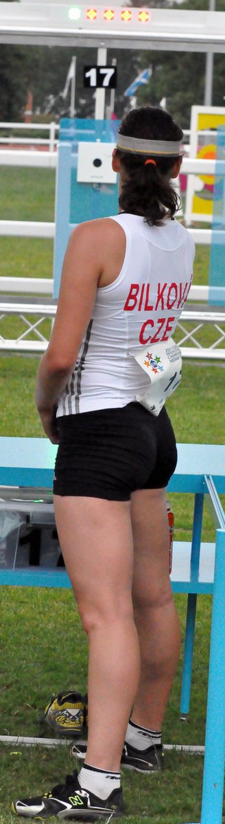 Lenka Bilková při střelbě s laserové pistole v kvalifikaci mistrovství Evropy v britském Medway. Při dvou položkách jí nefungoval terč.