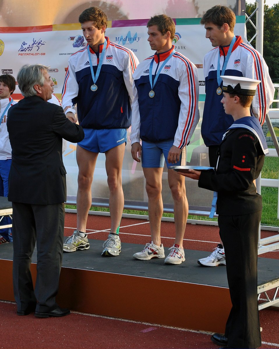 Ondřej Polívka, Michal Sedlecký a David Svoboda (zleva) přebírají od prezidenta mezinárodní federace Klause Schormanna bronzové medaile za třetí místo v soutěži družstev na mistrovství Evropy v britském Medway.