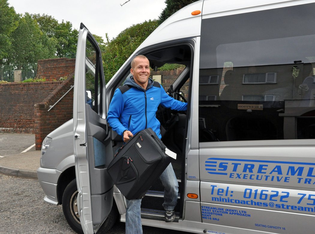 Michal Michlík vystupuje z autobusu před hotelem King Charles ve městečku Gillingham, kde se koná letošní mistrovství Evropy v moderním pětiboji.