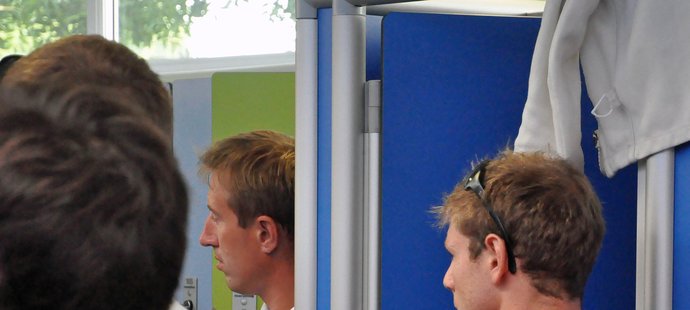 Rakouský reprezentant Thomas Daniel natáčí protest a schůzku moderních pětibojařů s prezidentem mezinárodní federace Klausem Schormannem při mistrovství Evropy v britském Medway. Video hodlá Daniel zveřejnit na sociálních sítích a youtube.