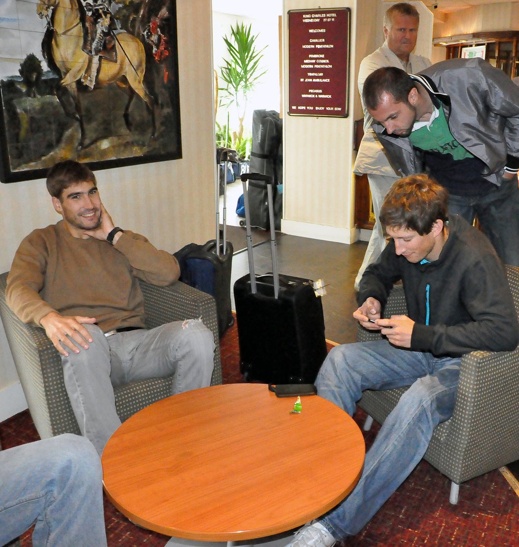 David Svoboda (vlevo) a Ondřej Polívka čekají v lobby baru hotelu King Charles, nad nimi šermířští trenéři Andrej Jefremenko a Jiří Adam (uprostřed).