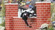 Moderní pětibojař Jan Kuf letí před zídku po pádu z klisny Rima TW v olympijském parkuru
