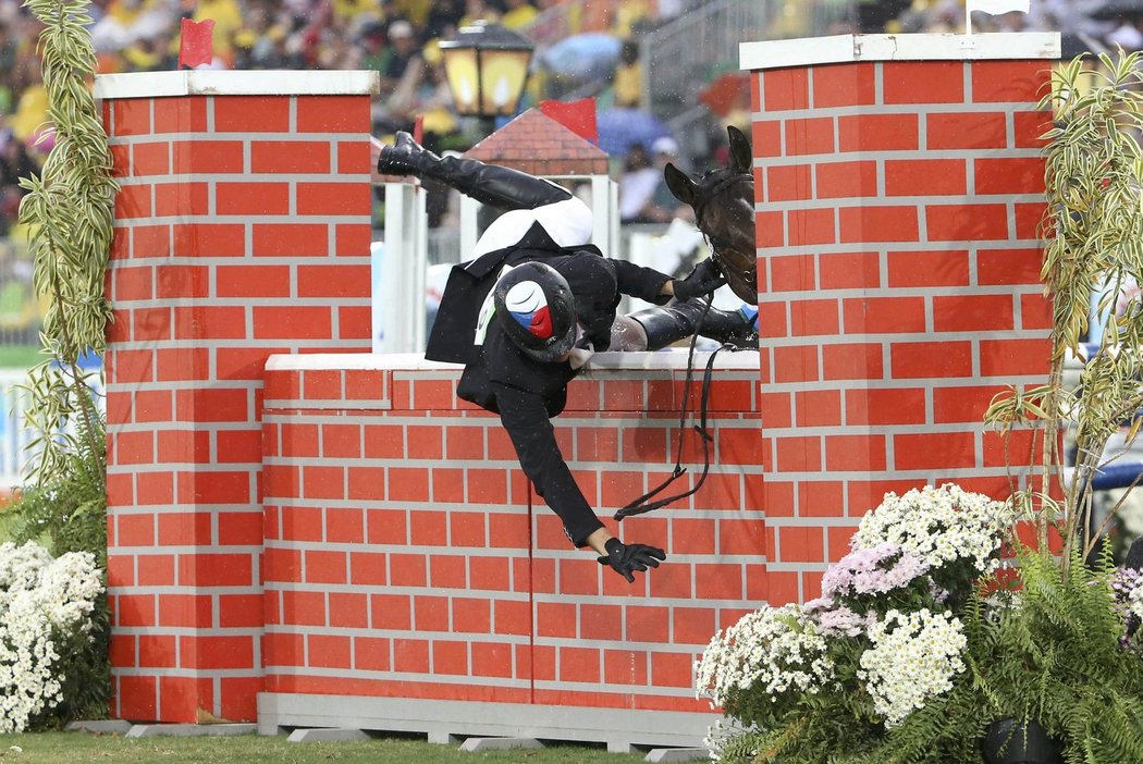 Moderní pětibojař Jan Kuf letí před zídku po pádu z klisny Rima TW v olympijském parkuru