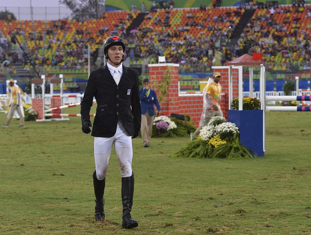 Zklamaný Jan Kuf po svém druhém pádu v parkuru olympijského moderního pětiboje