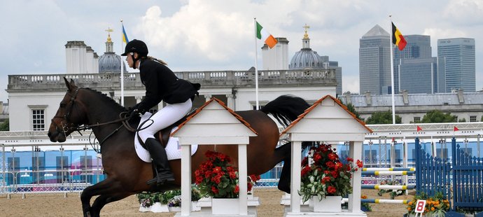 Lucie Grolichová na koni Boheme při parkúru při finále Světového poháru v moderním pětiboji v londýnském Greenwich Parku s budovou Národního muzea v pozadí.