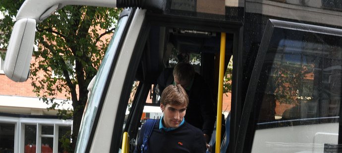 David Svoboda vystupuje z autobusu před hotelem Jurys Inn v Londýně, kde bydlí účastníci finále Světového poháru, první přímé olympijské kvalifikace pro Hry 2012.